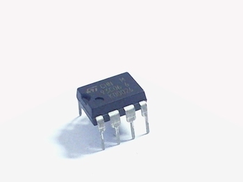 KM93C06 EEPROM 256b (16x16/32x8), Serial, DIP-8.