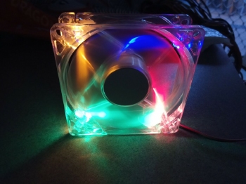ventilator 80x80x25mm 12 volt met flashing multicolor led verlichting