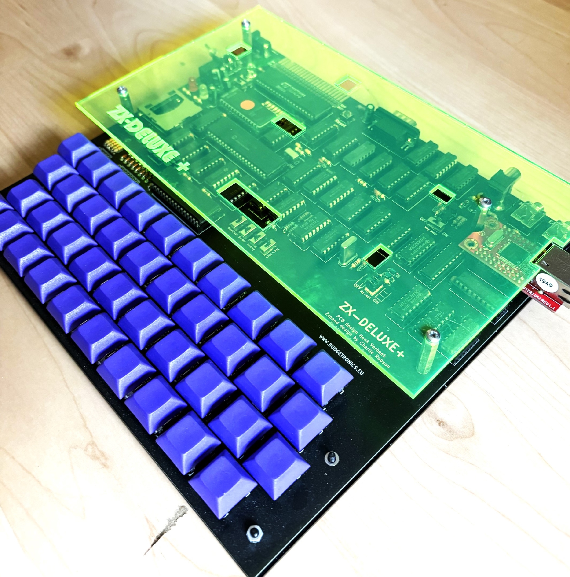 ZXDELUXE - ZX81 clone computer building kit with SD drive
