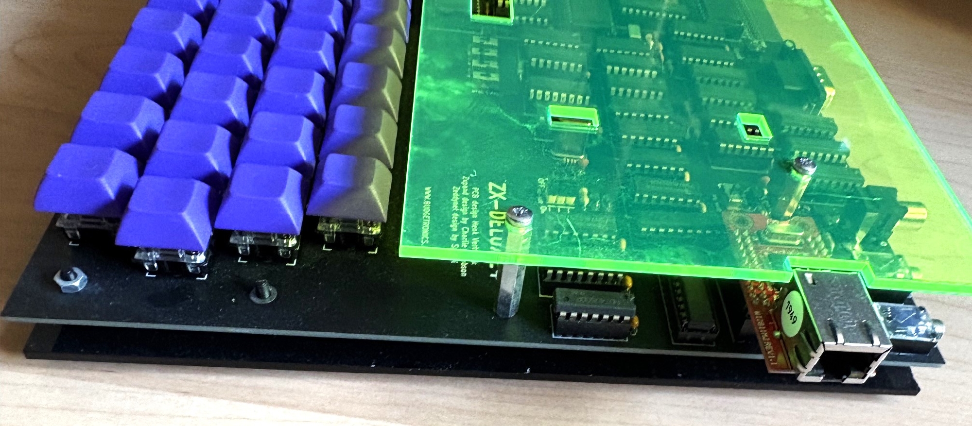 ZXDELUXE - ZX81 clone computer building kit with SD drive